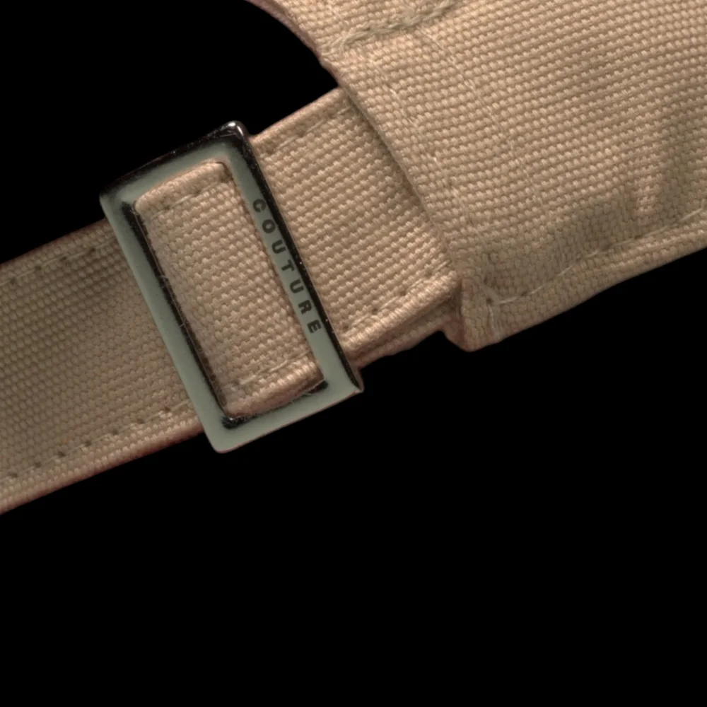 Fibbia in acciaio inossidabile incisa Couture sul retro del cappello